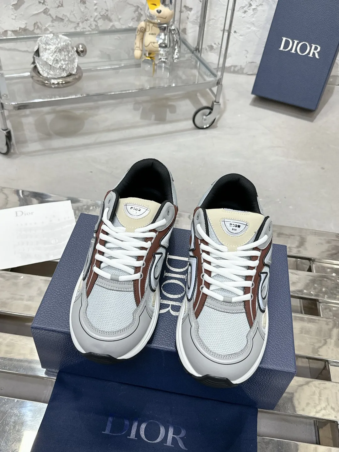 Men's men's shoes 💰600❤️❤️❤️High version Dior Dior's latest color matching B30 series reflective dad sneakers original 17380💰 purchased for development and production Brand new B30 sneakers Dad Shoes style shoes that follow the trend of the retro market The Dior logo on the tongue also indicates that this pair of shoes is the B30 model! B30 uses fine-textured leather and mesh cloth materials to form a shoe body. There are conspicuous letters CD on both sides of the shoe body to indicate identity. Many lines on the shoe body outline details to make the shoes look less monotonous and full of retro flavor. The delivery counter is exquisitely packaged🛍📦 ▪️Fabric: Original customized technical fabric + mesh ▪️Inner lining: Customized breathable lining ▪️Outsole: Original molded IP foam + TPU outsole ▪️Sole thickness: 3.5CM ▪️Size: Women’s size 35-40 / Men’s size 39-46